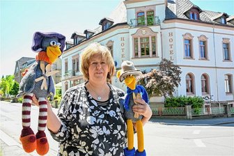 Hotel "Zur Talsperre" in Einsiedel: Der Traum vom eigenen Hotel mit schwerem Start - Hotelbetreiberin Manuela Haas mit ihren Maskottchen. Die beiden Gänse sind immer mit dabei.