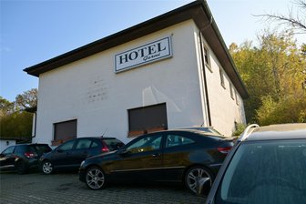 Hotel: Zwickauer Ex-OB-Kandidat kann Zwangsversteigerung bereits zum zweiten Mal in letzter Minute abwenden - Thomas Gerischs Hotel sollte am Donnerstag zwangsversteigert werden. Der Termin wurde abgesagt.