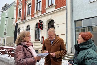Hotelbesitzer in Crimmitschau sucht neuen Pächter - Wirtschaftsförderin Andrea Beres (l.) und Touristik-Verantwortliche Julia Koslowski wollen Hotelbesitzer Johannes Zahner bei der Suche nach einem neuen Pächter für das Hotel unterstützen.