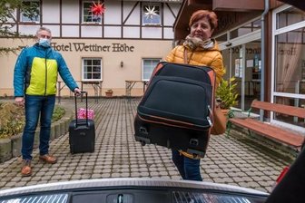 Hotelbranche kann Schließung der Häuser nicht nachvollziehen - Abreise: Claudia und Jörg Polter aus Zwönitz verstauten am Sonntagvormittag ihr Gepäck im Kofferraum ihres Autos. Beide hatten ein paar Tage im Hotel Wettiner Höhe in Seiffen verbracht.