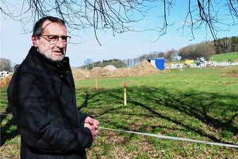 Hotelier befürchtet Lärm: Aber lässt sich die neue Straßenmeisterei an der Heinzebank überhaupt noch aufhalten? - Hotel- und Gasthofbetreiber Timo Wohner blickt auf das Feld an der Heinzebank, auf dem die neue Straßenmeisterei entstehen soll. Im Hintergrund wird aktuell die Bundesstraße 174 erneuert.
