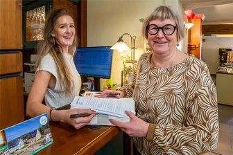 Hotelier verlässt das Erzgebirge: Wie ist es dem Olbernhauer Hotel Saigerhütte seither ergangen? - Julia Biermann und Brit Gorny (von links) an der Rezeption des Hotels Saigerhütte.