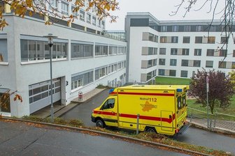 Hotline überlastet: Auer Klinik impft künftig mit Wartenummer statt Termin -