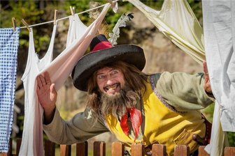 Hotzenplotz in neuer Mission: Was das Sommer-Theater an den Greifensteinen noch bietet - Leander de Marel ist 2023 in einer neuen Episode wieder als Räuber Hotzenplotz an den Greifensteinen zu erleben.