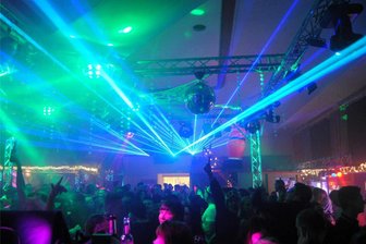 House-Night, Grusel-Nacht und mehr: So geht in Lengenfeld die Post ab - Lengenfeld lädt zur House-Party-Night ein, hier ein Party-Foto aus der Region.
