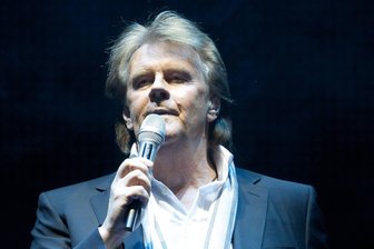 Howard Carpendale: "Wie egoistisch bin ich?" - Die Rolle als Lichtgestalt der deutschen Schlagerszene reicht Howard Carpendale nicht aus. Der gebürtige Südafrikaner und zeitweise Wahl-Amerikaner macht sich Gedanken über die Gesellschaft und keinen Hehl aus seinen politischen Ansichten.