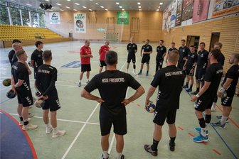 HSG-Coach baut auf breiten Kader - Intensiver Aufgalopp: Nach dem "Beschnuppern" wartete auf die HSG-Dachse am Montag ein straffes Spiel über 40 Minuten. 