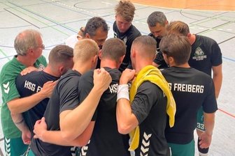HSG-Dachse am Ende überrannt - Zusammenrücken: Nach drei kurzfristigen Absagen konnten die Handballer der HSG am Mittwoch gegen die DHfK Leipzig II nur mit acht Feldspielern und zwei Torhütern auflaufen und unterlagen 17:35. 