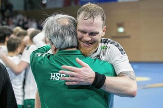 HSG-Dachse: Mit Aufwind gegen den Absteiger - Danke für die Hilfe: HSG-Trainer Marko Brezic und Routinier Alexander Matschos, der beim 25:20 in Dresden einer der Matchwinner war. Auch für den Rest der Saison will der 41-Jährige punktuell aushelfen.
