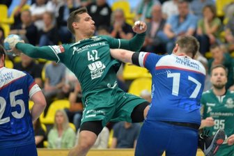 HSG festigt Bronzeplatz - Starker Auftritt: Die Handballer der HSG Freiberg um Erik Riedel (M.) feierten gegen den HC Glauchau/Meerane auch im Rückspiel einen Erfolg. Der linke Rückraumakteur war dabei mit 6 Treffern am klaren 35:30 der Gastgeber beteiligt. 
