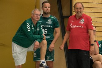 HSG: Generalprobe und Wiedersehen - Guter Dinge: Die HSG-Trainer um "Co" Andreas Tietze (l.) und Chefcoach Friedrich Zenk haben erstmals fast alle Mann an Bord. In der Mitte Jens Tieken, der in den Tests in die Kapitänsrolle schlüpfte. 