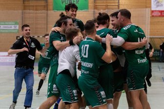 HSG-Kapitän nach Wahnsinnsfinale: „Fühlt sich wie ein Sieg an“ - Riesenjubel: Die Handballer der HSG Freiberg feiern einen nicht mehr für möglich gehaltenen Punktgewinn gegen Bad Blankenburg.