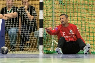 HSG: "Keule" bleibt im Schrank - Die HSG-Dachse am Boden: Die Oberliga-Handballer der HSG Freiberg um Torhüter Filip Veverka sind nach dem 20:23 gegen Glauchau/Meerane am Tiefpunkt angelangt. Dabei hatte die Keeper Veverka und Tino Hensel im jüngsten Sachsenderby noch am ehesten überzeugt. 