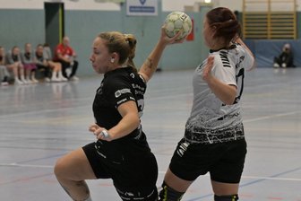 HSG Langenhessen/Crimmitschau: Gemischte Gefühle nach ärgerlicher Niederlage zum Hinrundenabschluss - HSG-Handballerin Ulrike Hergert-Heinrich (links) erzielt in dieser Szene aus dem Spiel gegen Weißenborn eines ihrer vier Tore.