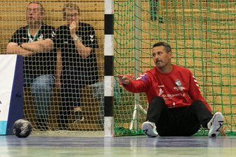 HSG-Manager: " Die Keule" bleibt im Schrank - Die HSG-Dachse am Boden: Die Oberliga-Handballer der HSG Freiberg um Torhüter Filip Veverka sind nach dem 20:23 gegen Glauchau/Meerane am Tiefpunkt angelangt. Dabei hatten die Keeper Veverka und Tino Hensel im jüngsten Sachsenderby noch am ehesten überzeugt. 