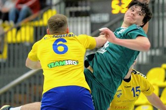HSG-Reserve stößt Bock um - Der Freiberger Paul Uhlemann (r.) musste sich gegen Oederans Danny Oehme ordentlich strecken und kam immerhin auf fünf Treffer. Am Ende war die HSG Freiberg III gegen den HV Oederan aber ohne Chance.