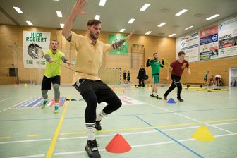 HSG schwitzt für Neustart - Das Team von Alexander Matschos bereitet sich seit Dienstag in der Ernst-Grube-Halle auf die Fortsetzung des Spielbetriebs in der Mitteldeutschen Oberliga vor, die für Anfang März geplant ist. Den Ball sah die Truppe um Miro Jahn, Björn Richter, Martin Schettler und Christoph Renzing (vorn von links) zum Auftakt aber noch nicht.