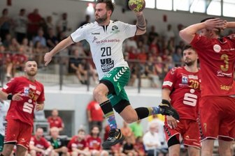 HSG wird von Lok überrollt - Abschied mit Niederlage: Björn Richter traf in Pirna fünfmal, konnte die klare Niederlage der HSG aber auch nicht verhindern.