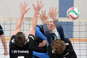 HSV-Männer dominieren Derby - Durchgesetzt: Die Spieler des Hennersdorfer SV um Enrico Butter (M.) setzten sich im Derby beim 1. VV Freiberg II, hier mit Paul Kusta (7) und Sebastian Pose, klar mit 3:0 Sätzen durch.
