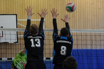 HSV-Männern gelingt Befreiungsschlag - Abgeblockt: Die Blockarbeit lief bei den Hennersdorfern Männern am Wochenende überdurchschnittlich gut. Felix Walther (l.) und Enrico Butter konnten einige Angriffe der Gegner in Punkte ummünzen.
