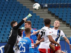 HSV nutzt Chance nicht: Später Ausgleich durch Kiel -  
          Der Kieler Torwart Ioannis Gelios (l-r) faustet den Ball vor seinen Teamkameraden Phil Neumann, Hauke Wahl und den Hamburgern Josha Vagnoman und Rick van Drongelen weg.
