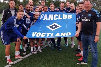 HSV-Präsident lädt VFC Plauen ein - Die Plauener Michael Ulbricht (vorn links) und Karsten Repert (rechts) haben die Einladung von HSV-Präsident Marcell Jansen (7. von rechts) mit großer Freude entgegengenommen. 
