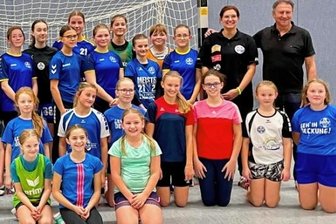 HSV-Talente freuen sich über Tipps von einem Olympiasieger - Der Handball-Nachwuchs des HSV 1956 Marienberg im Trainingslager mit Wieland Schmidt (hinten rechts).