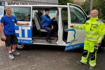 HTB Rochlitz: Warum junge Männer Maurer werden wollen - Leopold Thiele (v. l.), Duy Nguyen und Henrik Wilhelm Günther wollen Maurer werden. Um den Betrieb und die Arbeitsabläufe bei HTB Rochlitz kennenzulernen, geht es auf Baustellentour.