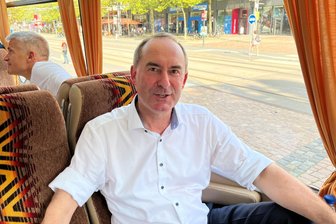 Hubert Aiwanger bei Stadtrundfahrt durch Chemnitz: „Fünf Prozent für die Freien Wähler in Sachsen sind möglich“ - Hubert Aiwanger machte auf seiner 90-minütigen Busfahrt durch Chemnitz viele Fotos.
