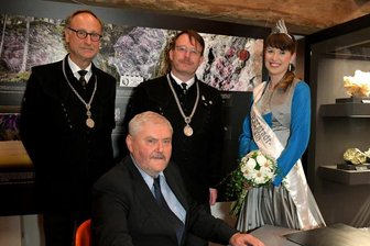 Hubert Böhme: Unternehmer mit Eintrag ins Goldene Buch von Freiberg geehrt - Hubert Böhme (vorn) im Bild mit Baubürgermeister Holger Reuter, Oberbürgermeister Sven Krüger und der 1. Silberstadtkönigin Julia Richhter (h.v.l),.