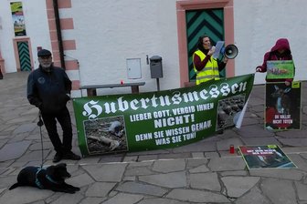 Hubertusmesse auf Schloss Augustusburg: Wo sich Tierschützer und Mozartgesellschaft einig sind - Tierschützer haben zur Hubertusmesse auf Schloss Augustusburg gegen die Jagd protestiert.