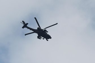 Ein Kampfhubschrauber "Apache" beim Flug über Chemnitz.