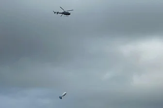 Hubschrauber-Flüge über dem Erzgebirge sorgen für Rätselraten: „Keiner weiß, was das ist“ - Dieser Hubschrauber hat dieser Tage über Schneeberg für Aufsehen gesorgt. Im Schlepptau hat er einen ungewöhnlichen Anhang, der wie eine Sonde aussieht.