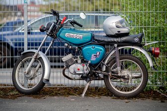 Hubschrauber im Einsatz: 15-jährige Simson-Fahrerin bei Unfall in Limbach-Oberfrohna schwer verletzt - Eine Simson S 51. Mit einem ähnlichen Moped verunglückte am Samstag eine 15-Jährige schwer.
