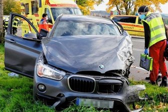 Hubschrauber im Rettungseinsatz - Am BMW entstand demnach Totalschaden. 