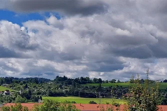 Hubschrauber in Sechser-Formation über Plauen: Das war der Grund - Nur sechs kleine Punkte am Himmel: Es handelte sich um Bundespolizei-Hubschrauber, die am Samstag Plauen überflogen.