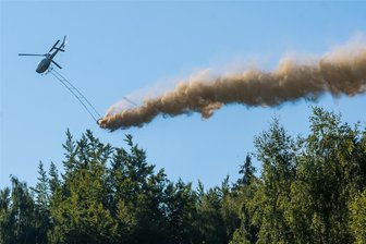 Hubschrauber mit Kalk im Raum Stollberg unterwegs – Waldwege gesperrt - Bei Stollberg findet eine Waldschutzkalkung statt. Das Archivfoto zeigt eine solche Aktion im Oberen Erzgebirge.
