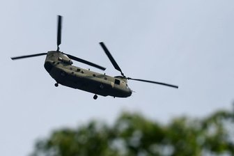 Hubschrauber über Chemnitz: Bundeswehr sagt Aufklärung zu - Helikopter Boeing der US Army über Lichtenstein in Richtung Westen