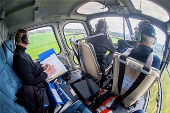 Hubschrauber über Chemnitz: So soll die Stromversorgung stabil bleiben - Bei Flügen wie diesem vor einigen Jahren prüft Mitnetz Strom Hochspannungsleitungen und -masten. 