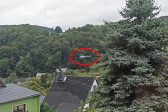Hubschrauber überm Erzgebirge – „auch daran sollte man sich gewöhnen“ - Der Hubschrauber befand sich im Landeanflug und stand die Nacht über in Rittersgrün.