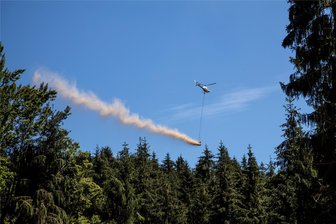 Hubschrauber überm Erzgebirgswald: Sie haben eine bestimmte Aufgabe - In diesem Jahr werden die Wälder rings um Stützengrün, Schönheide, Hundshübel, Lichtenau, Eibenstock und Burkhardtsgrün gekalkt.