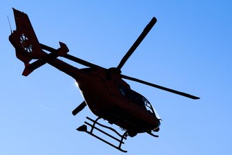 Hubschraubereinsatz im Erzgebirge: Kind bei Unfall schwer verletzt - Bei einem Unfall in Berthelsdorf kam ein Rettungshubschrauber zum Einsatz.