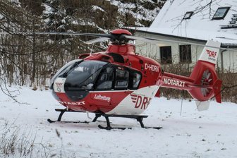 Hubschraubereinsatz in Schwarzenberg: Mini Cooper prallt gegen Baum - Der Fahrer wurde mit einem Rettungshubschrauber in ein Krankenhaus gebracht.