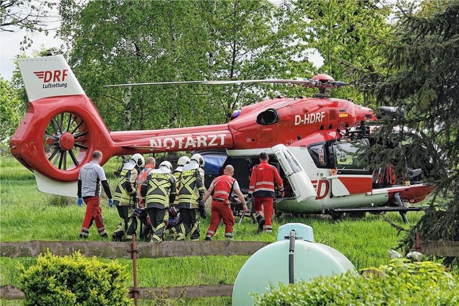 Hubschraubereinsatz nach schwerem Unfall auf der B 173 zwischen Freiberg und Dresden - Der schwerverletzte Motorradfahrer musste vom Rettungshubschrauber in ein Krankenhaus geflogen werden. 