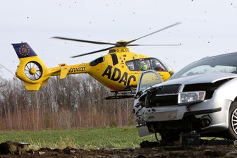 Hubschraubereinsatz nach Unfall am Alten Sachsenring - Am Alten Sachsenring kam am Donnerstag ein Skoda von der Fahrbahn ab.