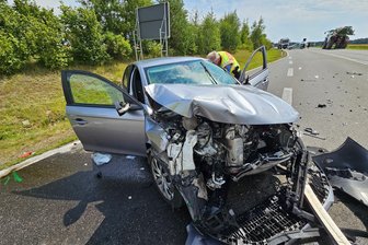 Hubschraubereinsatz nach Unfall bei Neumark: Ford rammt Landmaschine - Unfall in Neumark zwischen Auto und Landmaschine. Das Auto wurde dabei stark beschädigt.