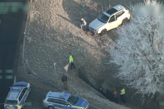 Hubschraubereinsatz: Polizei jagt Autodiebe - Blick aus dem Hubschraubercockpit auf einen BMW X3 auf einem Feld.