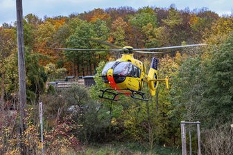 Hubschrauberlandung im Norden von Plauen: Das war der Grund - Der Rettungs-Hubschrauber mit der Kennung Christoph 46 landete am Dienstag in Plauen.