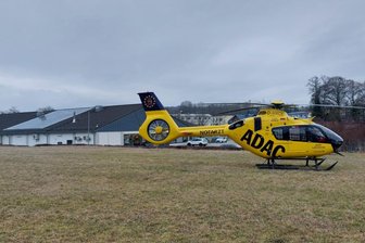 Hubschrauberlandung neben Supermarkt im Vogtland sorgt für Aufsehen - Der Rettunghubschrauber landete direkt auf der Wiese neben dem Oelsnitzer Lidl.