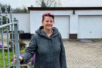 Huckelpiste S 36 bleibt: Warum in Marbach der Hammer fällt - Diana Görner auf ihrem Grundstück an der S 36 in Marbach: Wegen des desolaten Zustandes der Straße lief schon mehrfach Wasser in die Garagen der Unternehmerin. 